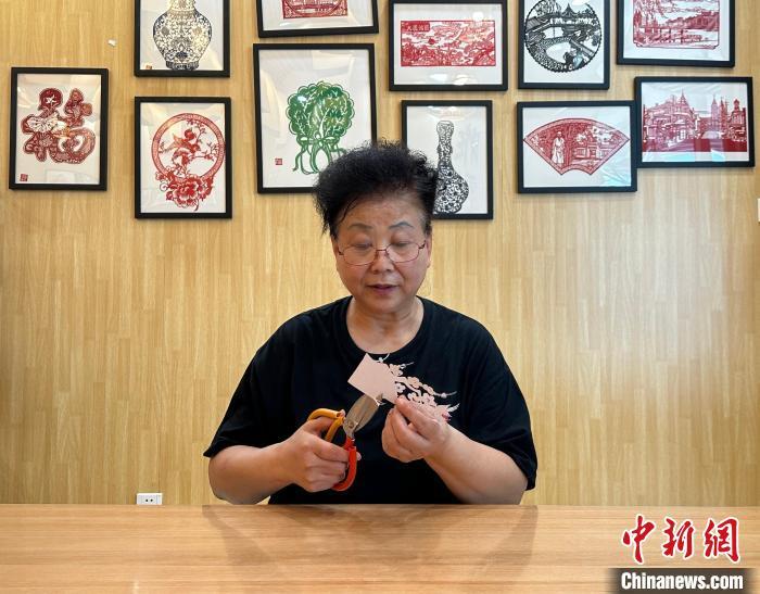 山東膠州剪紙藝人“紙上生花” 方寸之間展現